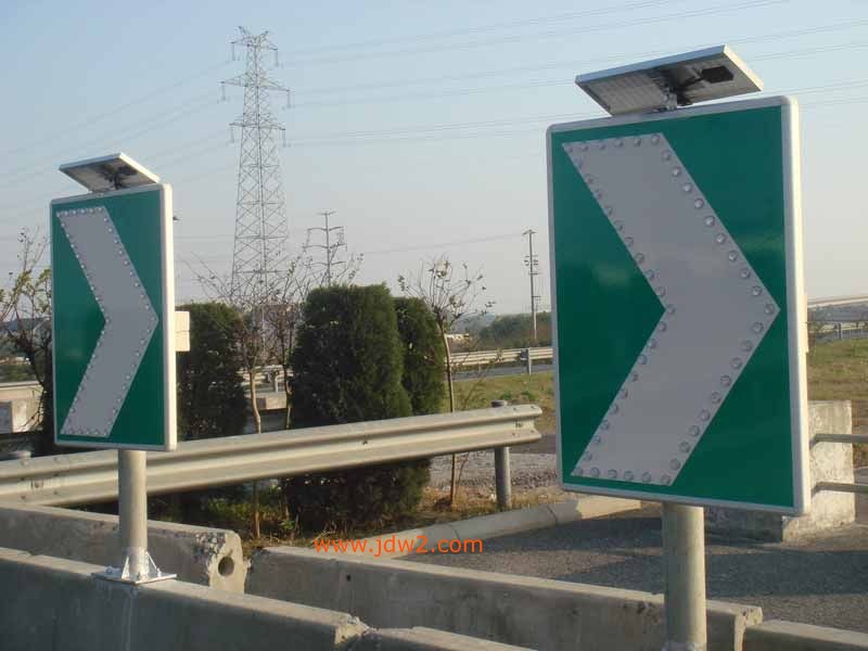 匝道线形诱导标志太阳能